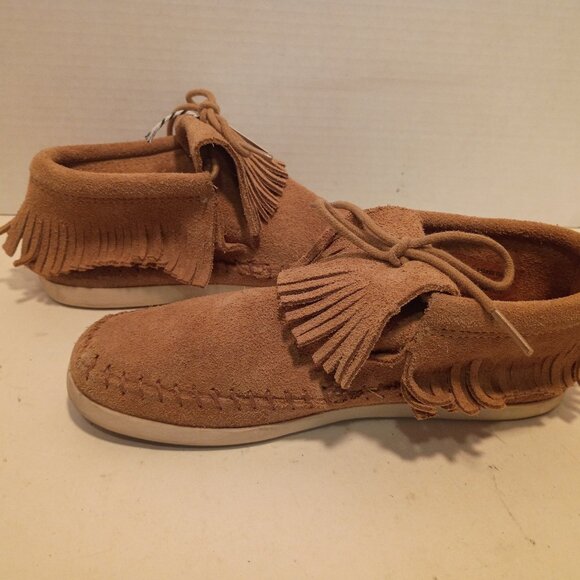 NWT MINNETONKA Classic Tan Suede Fringed Moccasins Women's Sz 6 - Picture 6 of 11
